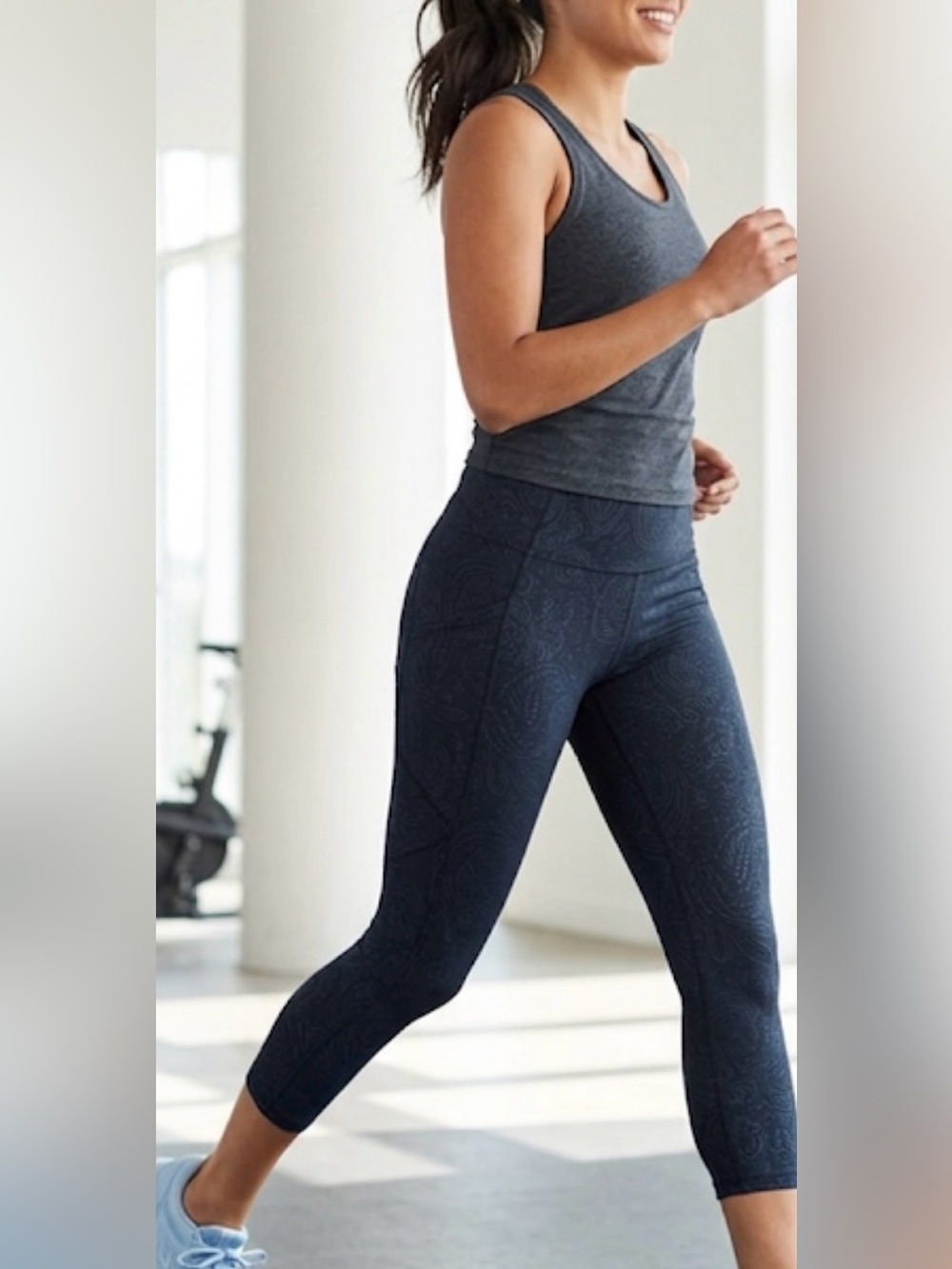Old Navy active paisley Capri leggings with side pockets